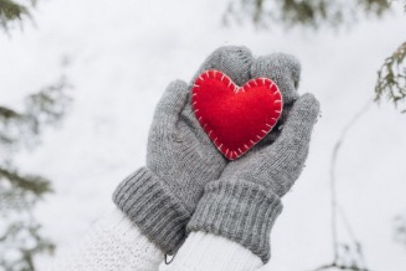 Названы способы спасения от сердечного приступа зимой
