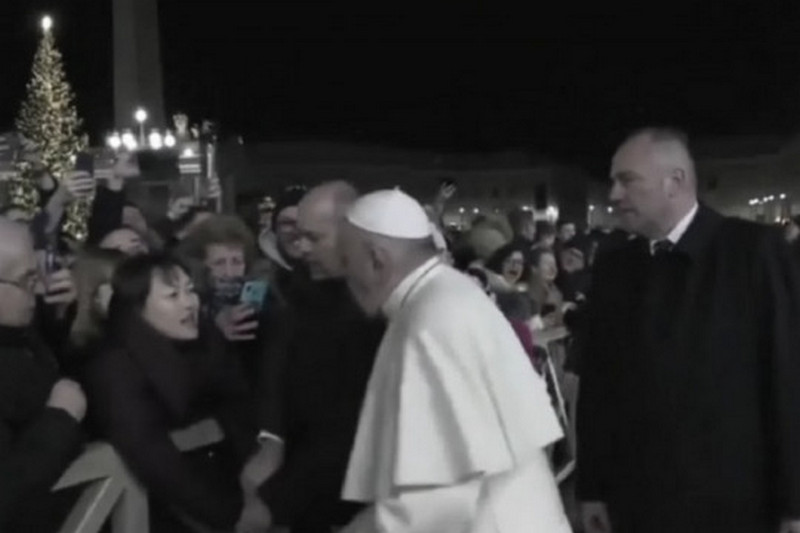 Папа Римский извинился за инцидент с женщиной, которой дал по рукам