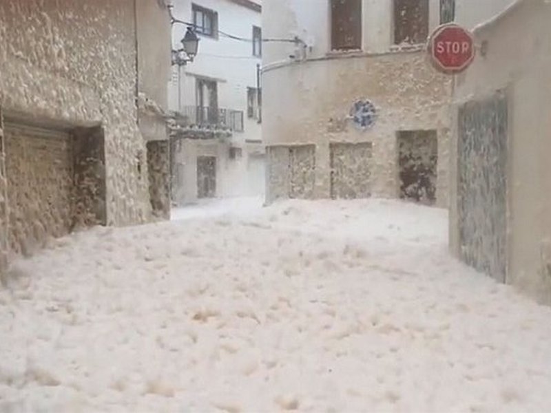 Это не снег — пена морская заполнила улицы испанских курортов