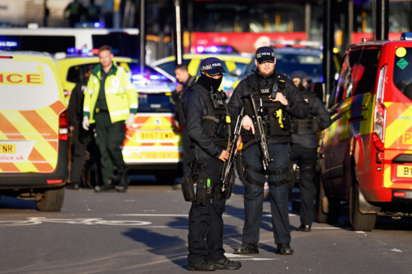 В Лондоне произошел кровавый теракт, нападавший застрелен