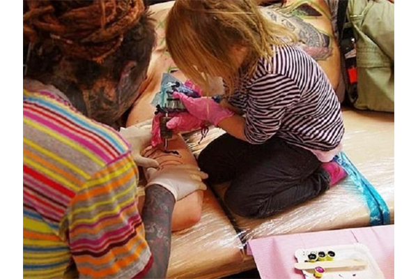 9-летняя девочка из Германии признана самым юным тату-мастером в мире