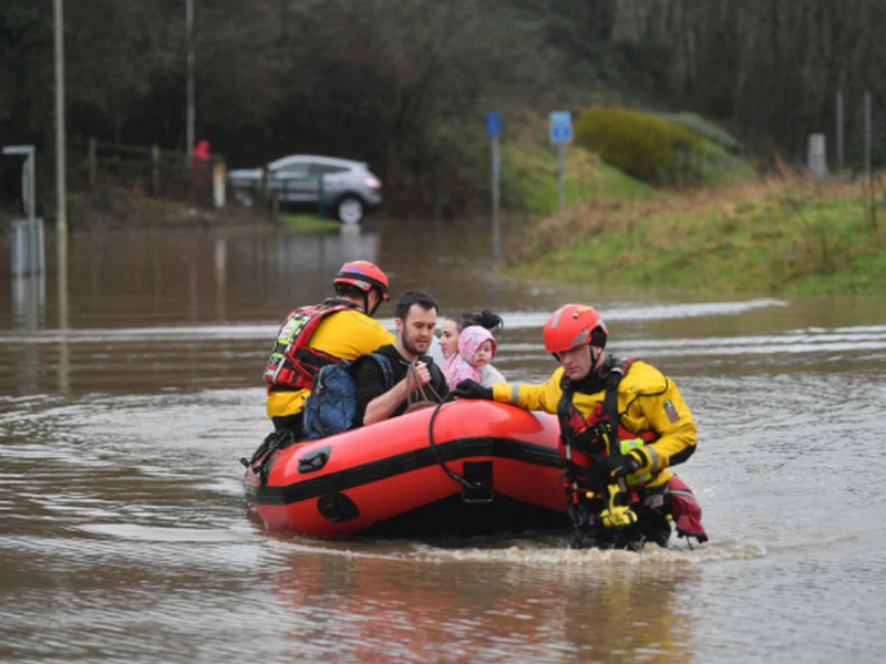 На Британию обрушился шторм «Деннис», спровоцировав рекордные наводнения