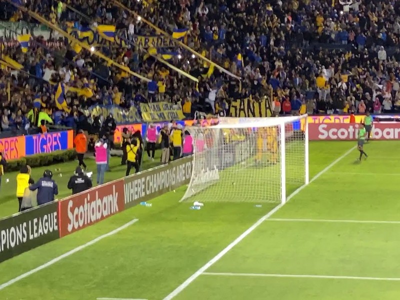 Футбольное чудо: вратарь забил решающий гол на последней минуте (Видео)
