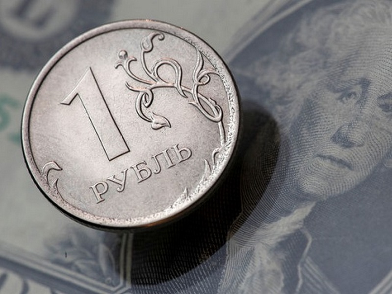 Курс российского рубля упал до четырехлетнего минимума
