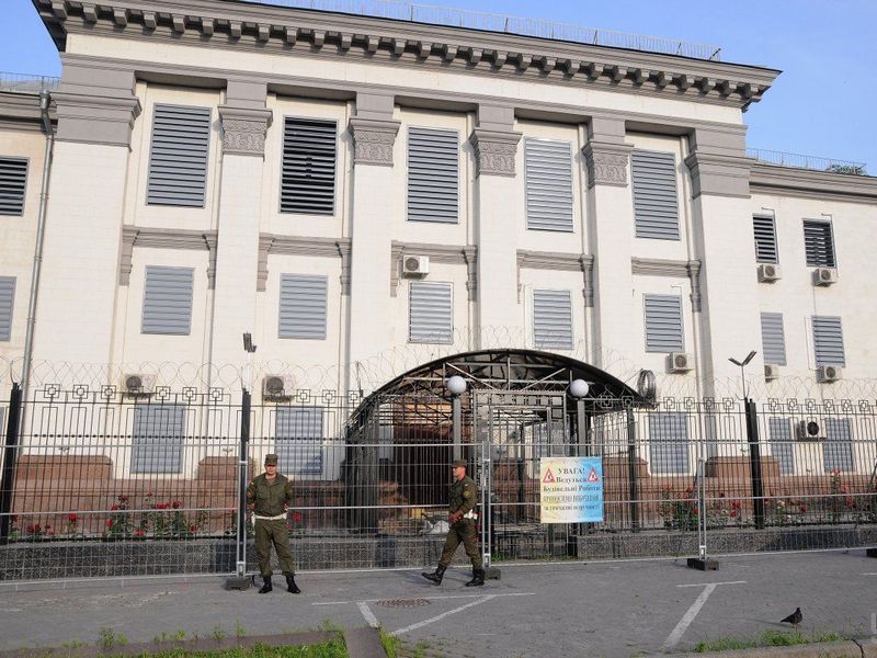 Киевские депутаты выселяют посольство России из столицы