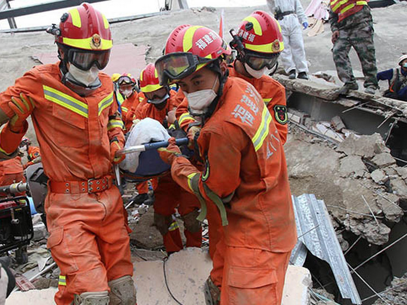 В Китае из-под завалов обрушившегося отеля извлекли 50 человек