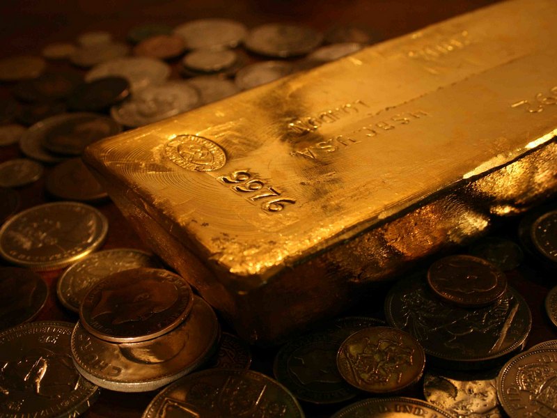 Мировые цены на золото снижаются в ожидании мер поддержки экономики