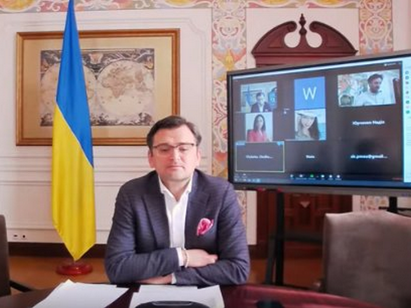 Глава МИД Украины призвал украинцев оставаться заграницей