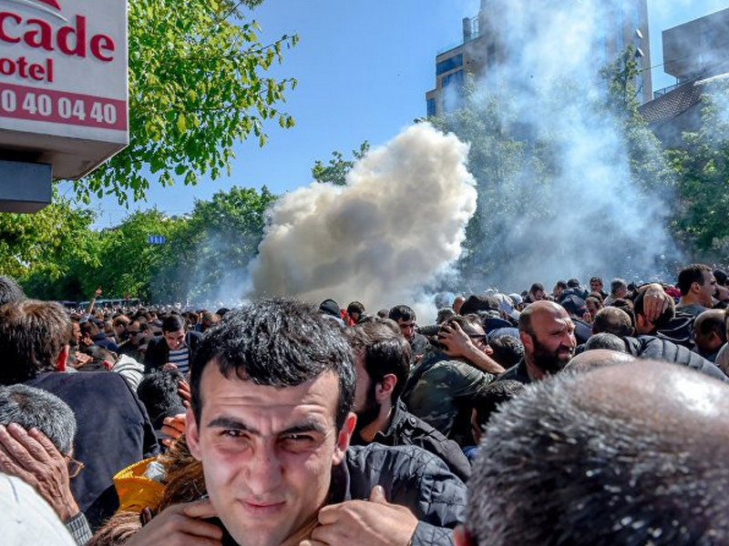 Массовые беспорядки и раненые: в Ереване тысячи людей вышли на 