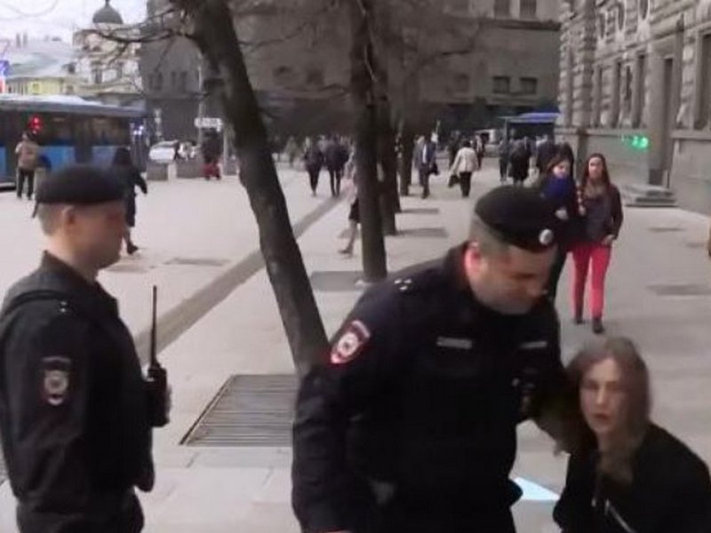 Массовые протесты в Москве: на улицах арестовывают требующих вернуть Telegram (видео)