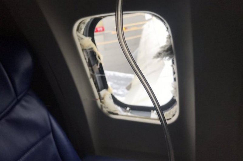 Взорвался двигатель лайнера: через разбитое окно высосало пассажира