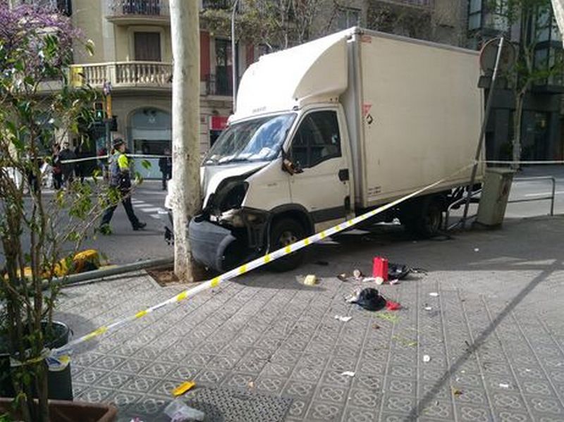 В Барселоне грузовик въехал в пешеходов, семеро пострадавших