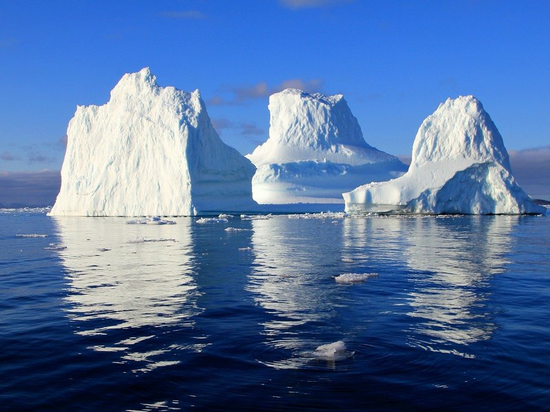 Разрушается самый большой в мире айсберг