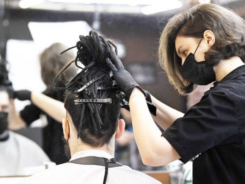 В Росии разрешат парикмахерским, салонам красоты и непродовольственным магазинам вернуться к работе: названы условия