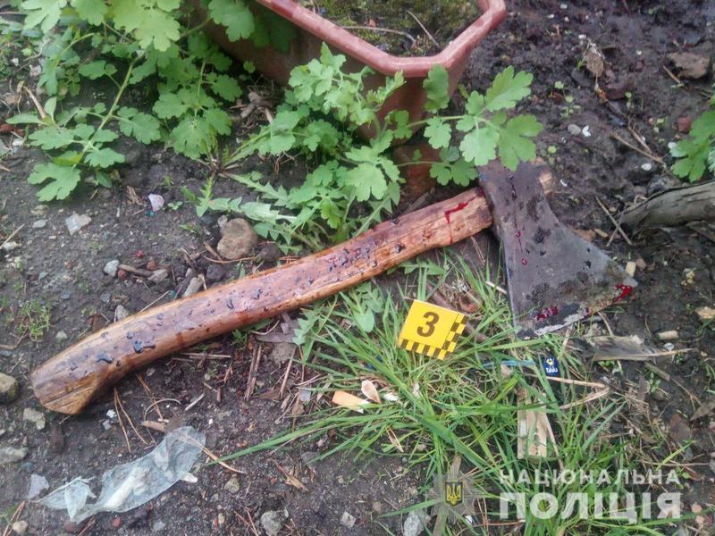 В Харькове мужчина едва не зарубил знакомого топором (фото)