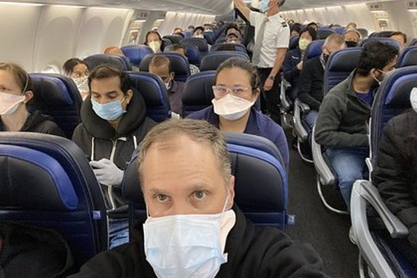 Переполненный пассажирами самолет во время пандемии коронавируса поразил врача