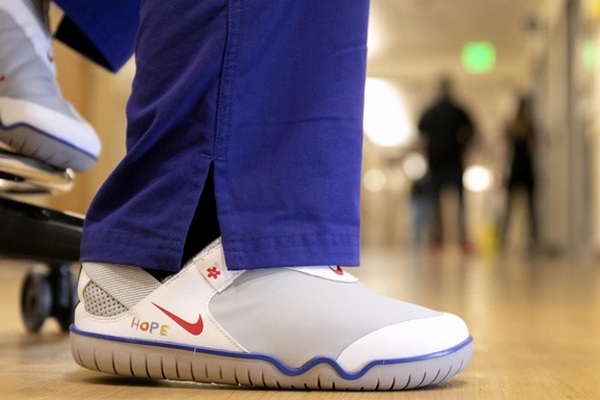 Nike подарит более 30 тысяч пар обуви медикам в США и Европе