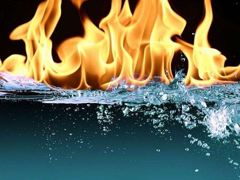 Ученые рассказали, почему вода гасит огонь