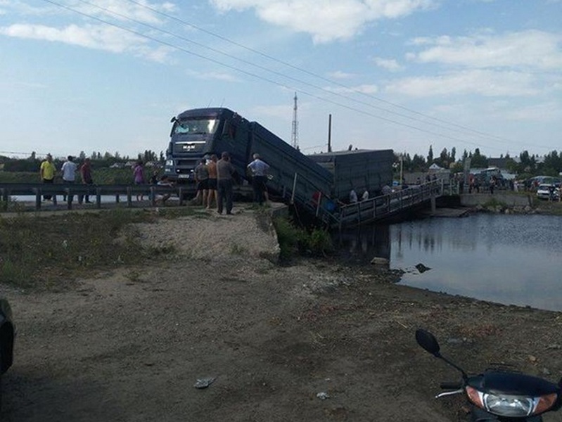 На Николаевщине под фурой обвалился мост
