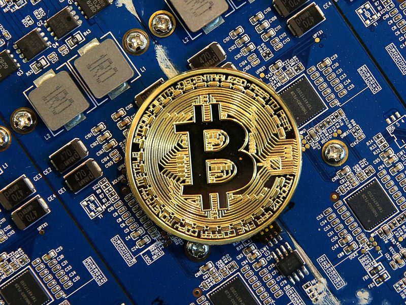 Майнеры за неделю продали больше биткоинов, чем добыли