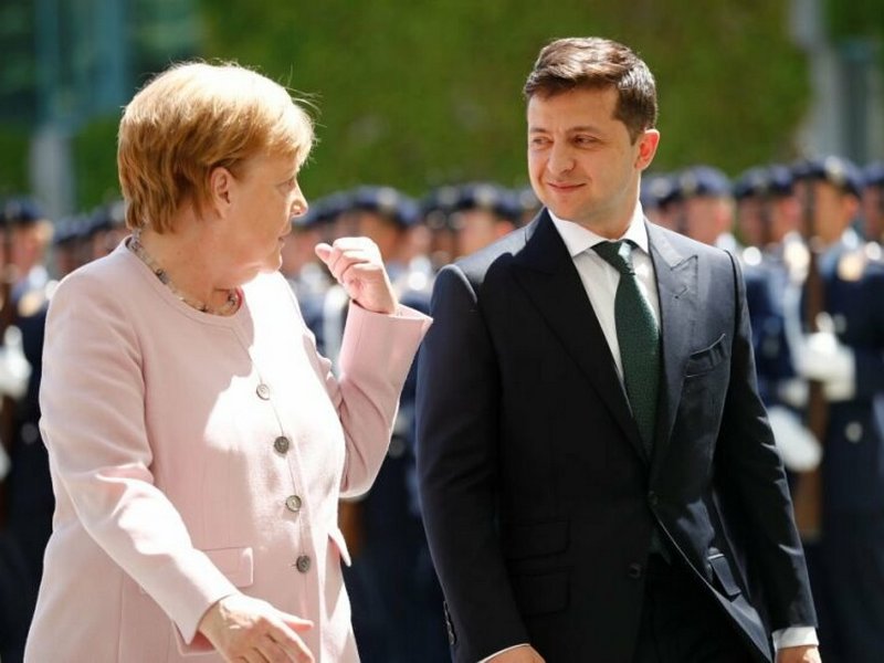 Зеленский провел телефонный разговор с Ангелой Меркель