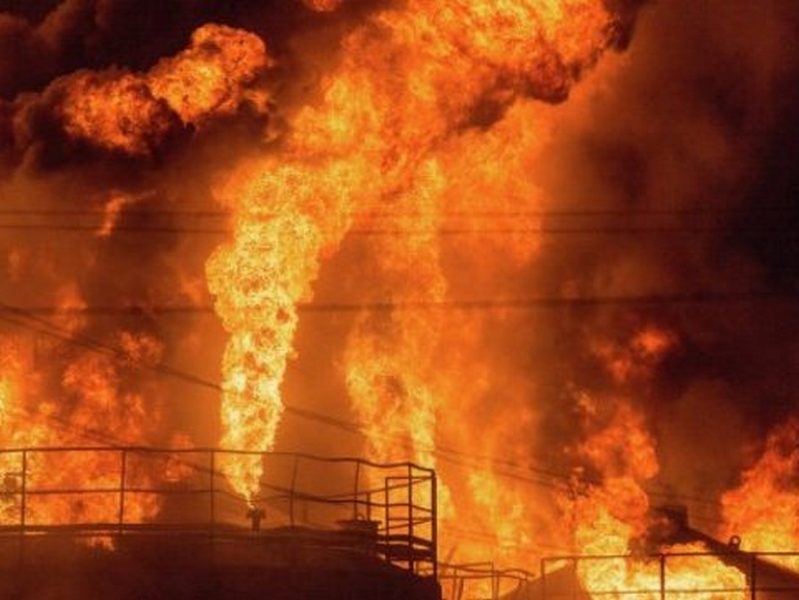 В России на нефтяной скважине вспыхнул масштабный пожар
