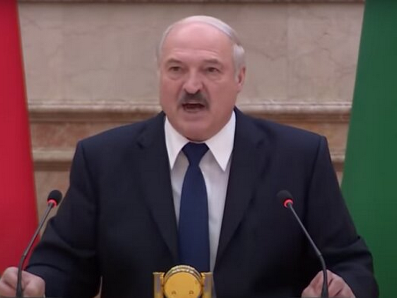 Лукашенко напомнил белорусам о непростой ситуации в Украине