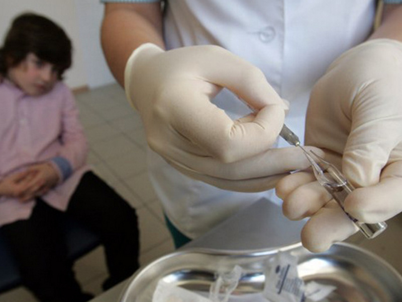 Во Франции требуют возобновить вакцинацию детей, приостановленную из-за карантина