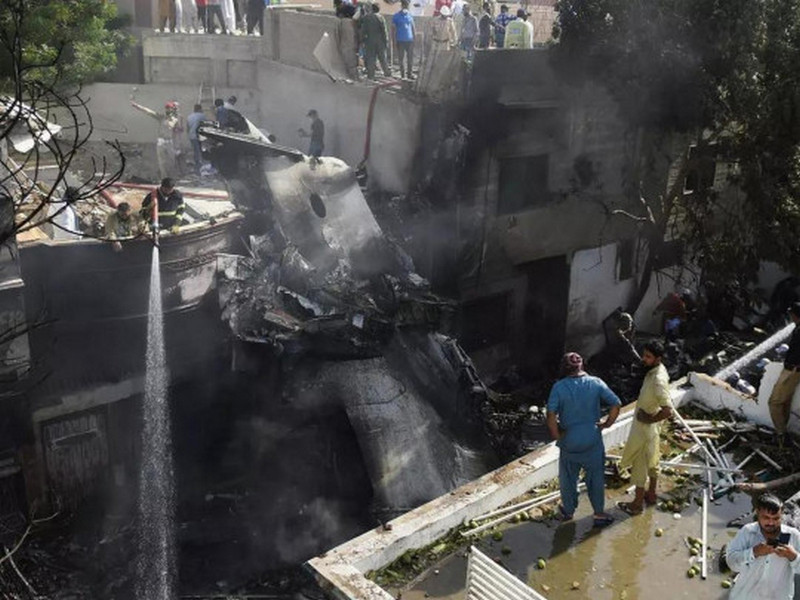 Самолет в Пакистане разбился из-за болтовни пилотов о коронавирусе
