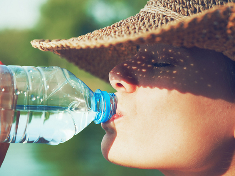 Как правильно пить воду в жару?