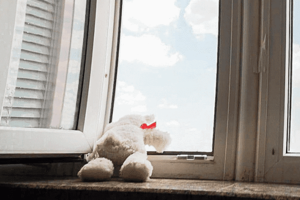 Несчастье с ребенком: под Днепром выпал из окна трехлетний малыш