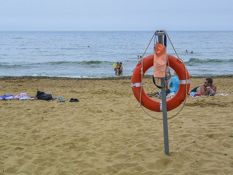 В Черном море на надувном круге ребенка унесло в море