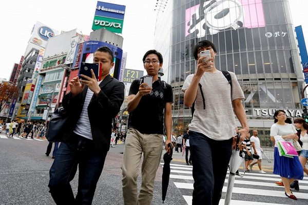 В Японии запретили использовать смартфоны во время ходьбы