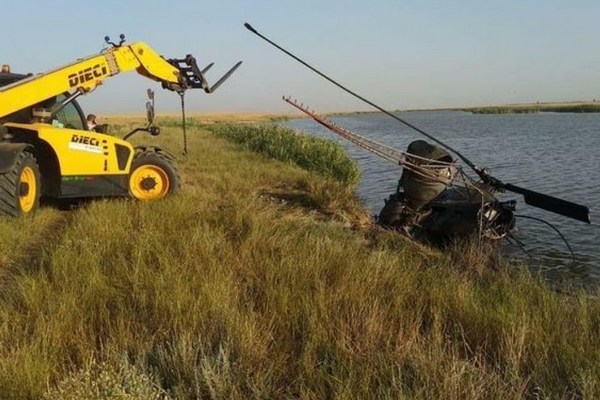 В РФ в водоем упал частный вертолет: один человек погиб, один получил травмы (ФОТО)