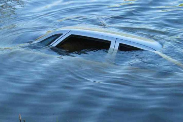 В Днепропетровской области автомобиль свалился в реку