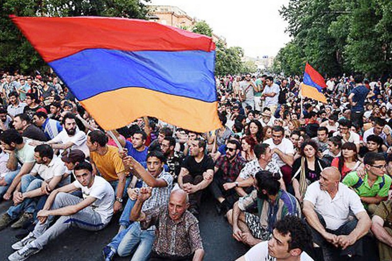 В Ереване демонстранты начали блокировать автодороги