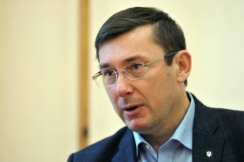 Луценко поручил прокурорам проверить состояние дорог по всей Украине