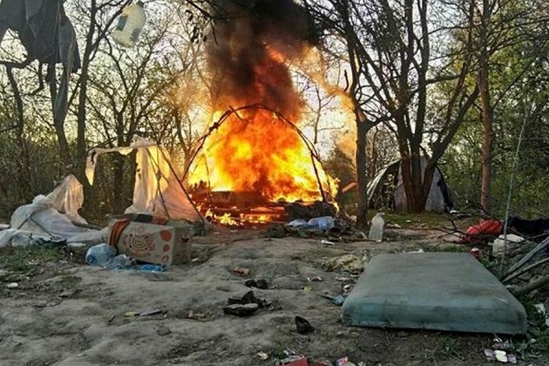 Радикалы сожгли лагерь ромов на Лысой горе