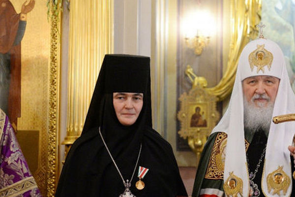 В России у монахини, управляющей гостиницами РПЦ, СМИ нашли Mercedes за 9,5 млн рублей