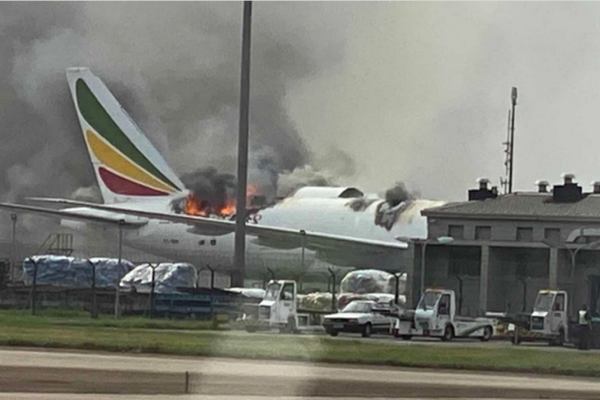 В аэропорту Шанхая на борту Boeing 777 произошел масштабный пожар: видео с места событий
