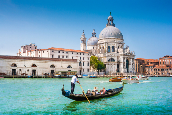 Гондолы в Венеции будут возить меньше туристов, так как те располнели