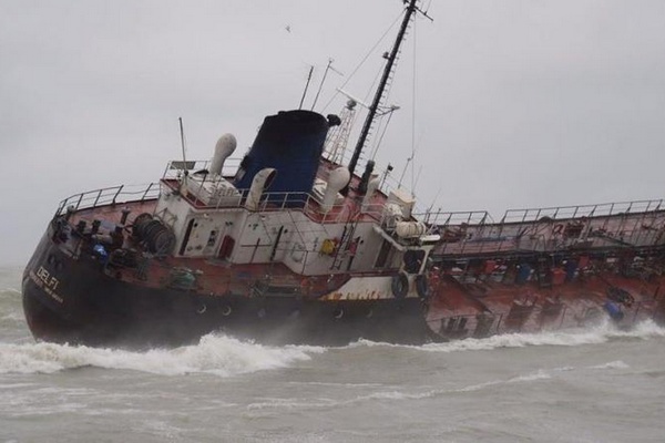 Попытка номер пять: в Одессе пытаются поднять затонувший танкер 