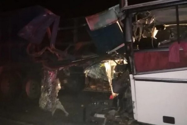 В России автобус с 45 пассажирами столкнулся с КамАЗом: есть погибшие