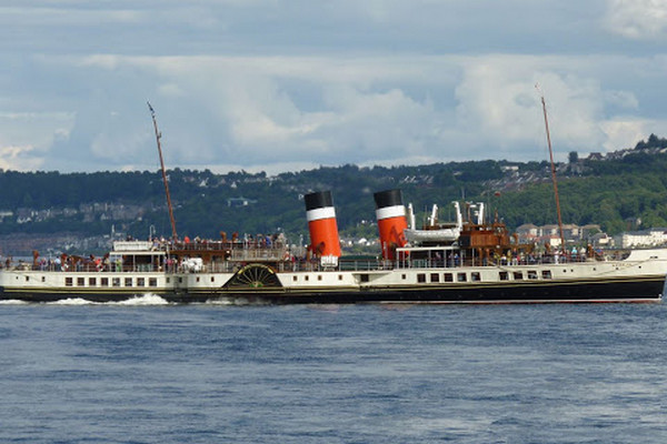 В Шотландии огромный пароход с пассажирами врезался в пирс: есть пострадавшие