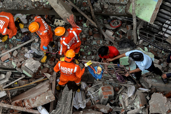 В Индии обрушилось жилое здание, не менее восьми погибших