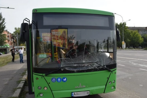 Автобус врезался в маршрутку в Николаеве: один водитель притормозил, чтобы пропустить пешехода (ФОТО)