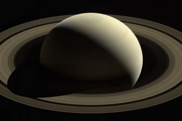 Ученые разгадали загадку шестиугольного шторма на Сатурне