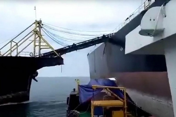 В Малайзии земснаряд на полном ходу врезался в танкер, стоящий на якоре
