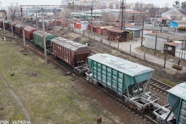 Импорт в Украину во время кризиса падает вдвое быстрее экспорта